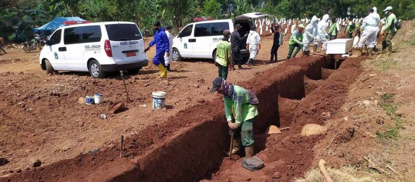 Ινδονησία: Αρνήθηκαν να βάλουν μάσκες και τους ανάγκασαν να... σκάψουν τάφους